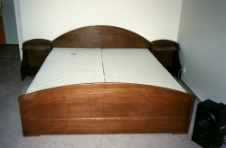postel na míru s nočními stolky